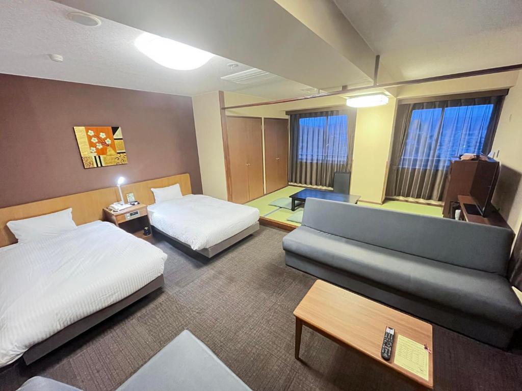 Postel nebo postele na pokoji v ubytování Route Inn Grantia Hidatakayama Wakura no yado