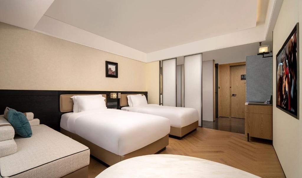 Mehood Lestie International Hotel Panyu Flagship Branch - Free Shuttle Bus to Canton Fair Complex During Canton Fair Period & Free Breakfast & Free Afternoon Tea & Free Midnight Snack客房内的一张或多张床位