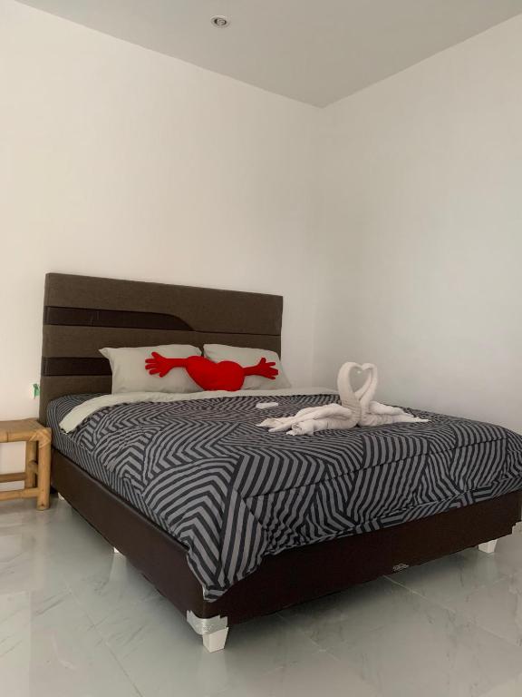 Postel nebo postele na pokoji v ubytování Gili Davidoff Skyline