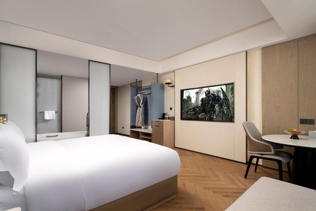 Mehood Lestie International Hotel Panyu Flagship Branch - Free Shuttle Bus to Canton Fair Complex During Canton Fair Period & Free Breakfast & Free Afternoon Tea & Free Midnight Snack客房内的一张或多张床位