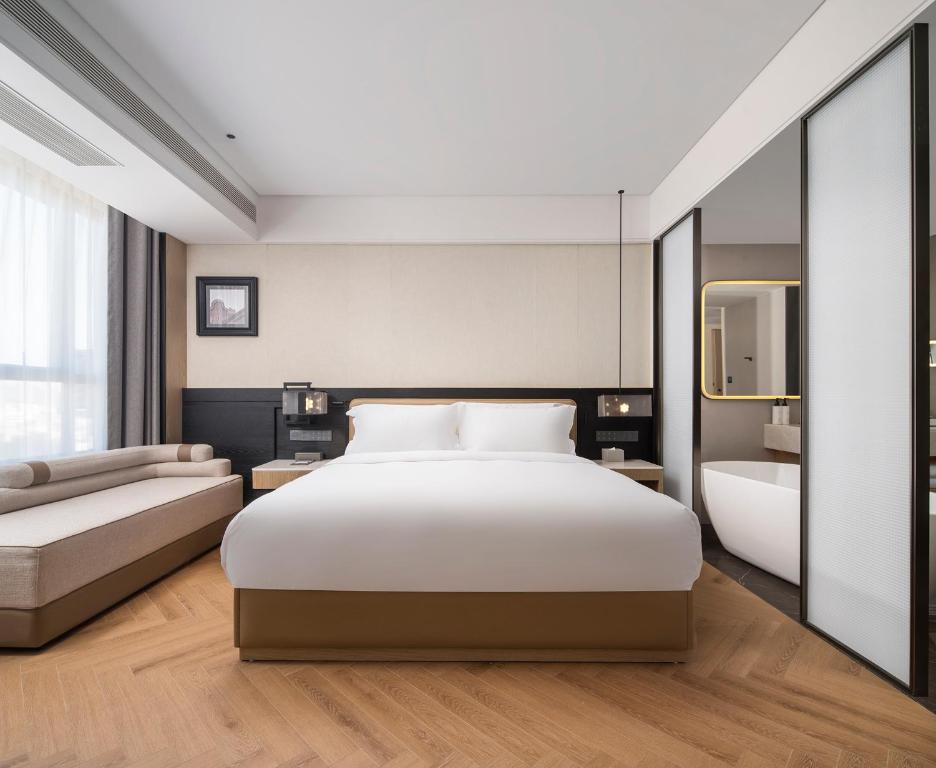 Mehood Lestie International Hotel Panyu Flagship Branch - Free Shuttle Bus to Canton Fair Complex During Canton Fair Period & Free Breakfast & Free Afternoon Tea & Free Midnight Snack客房内的一张或多张床位