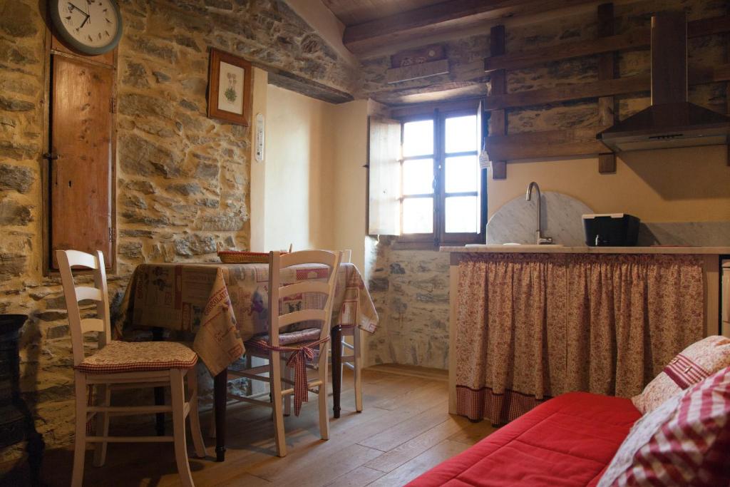 una cucina e una sala da pranzo con tavolo e sedie di Il Nettare Agriturismo a Riomaggiore