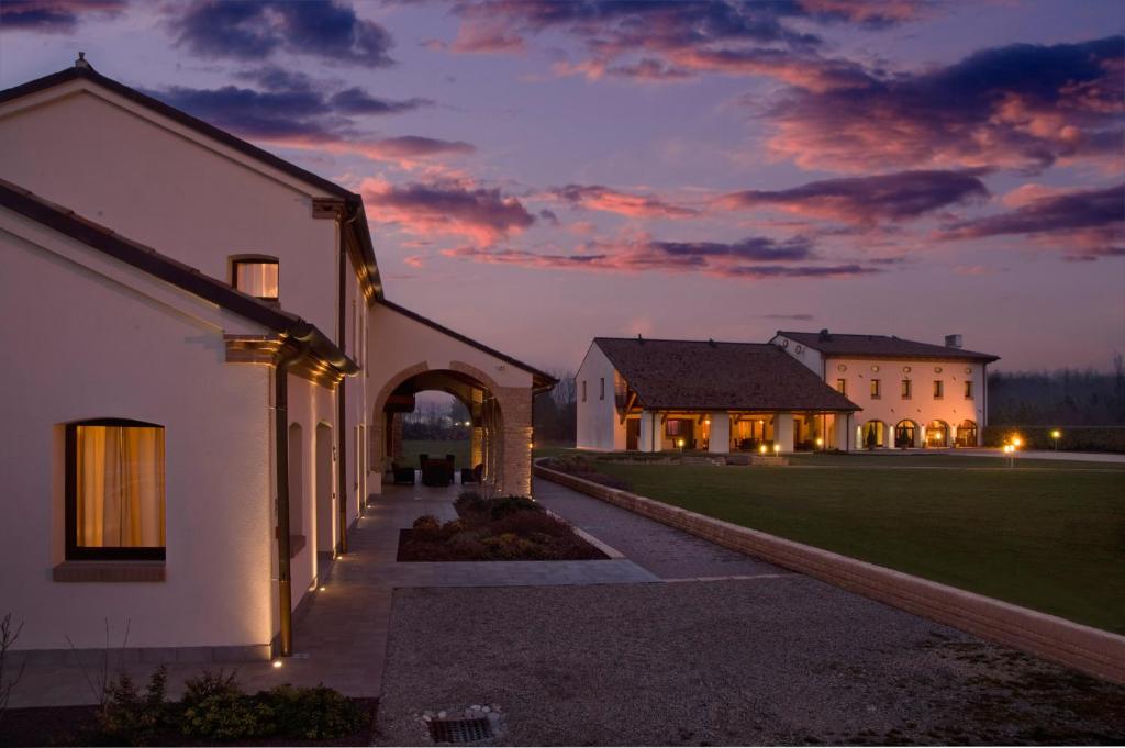 un domaine la nuit avec les lumières allumées dans l'établissement Annia Park Hotel Venice Airport, à Tessera