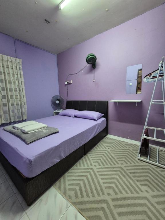 Ένα ή περισσότερα κρεβάτια σε δωμάτιο στο Perindu Homestay IM2
