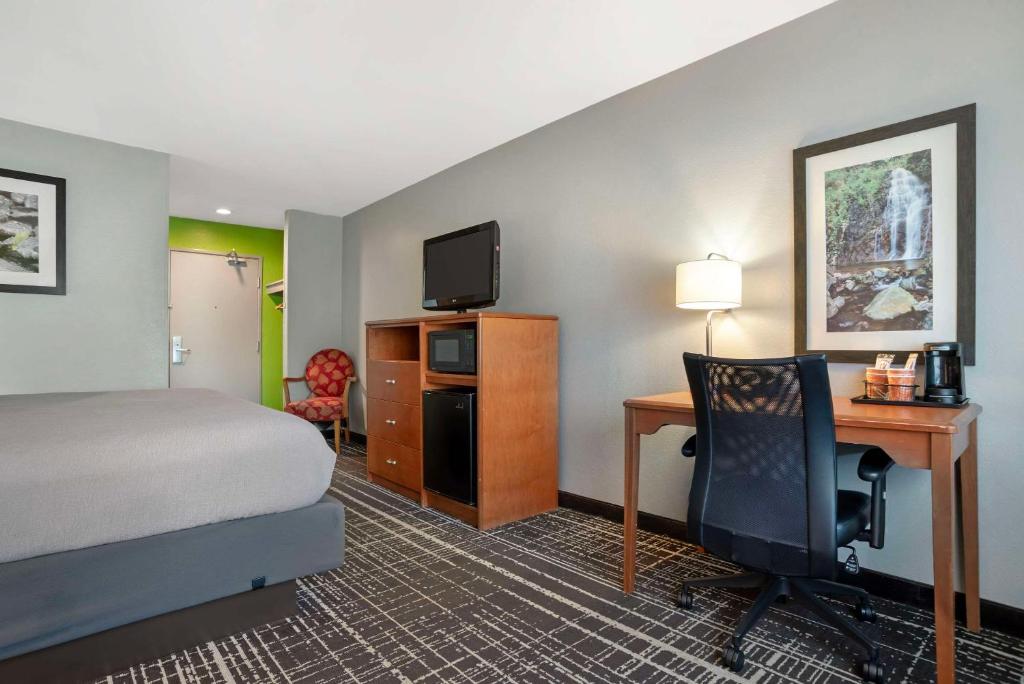 Quality Inn & Suites Birmingham - Highway 280 photo