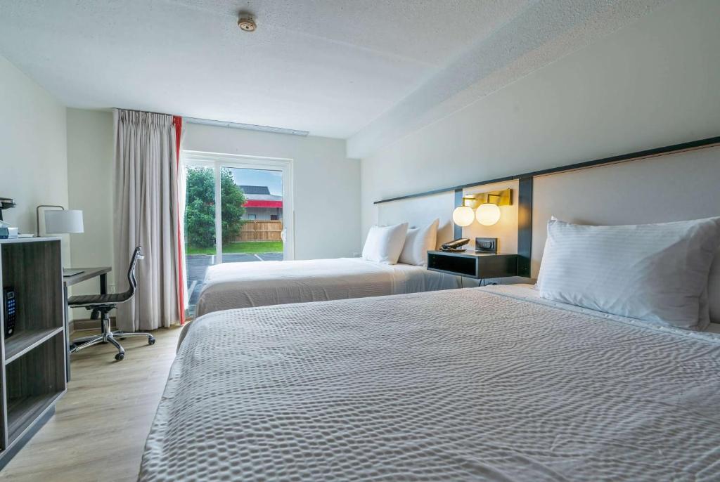 Postel nebo postele na pokoji v ubytování Ramada by Wyndham Kingston