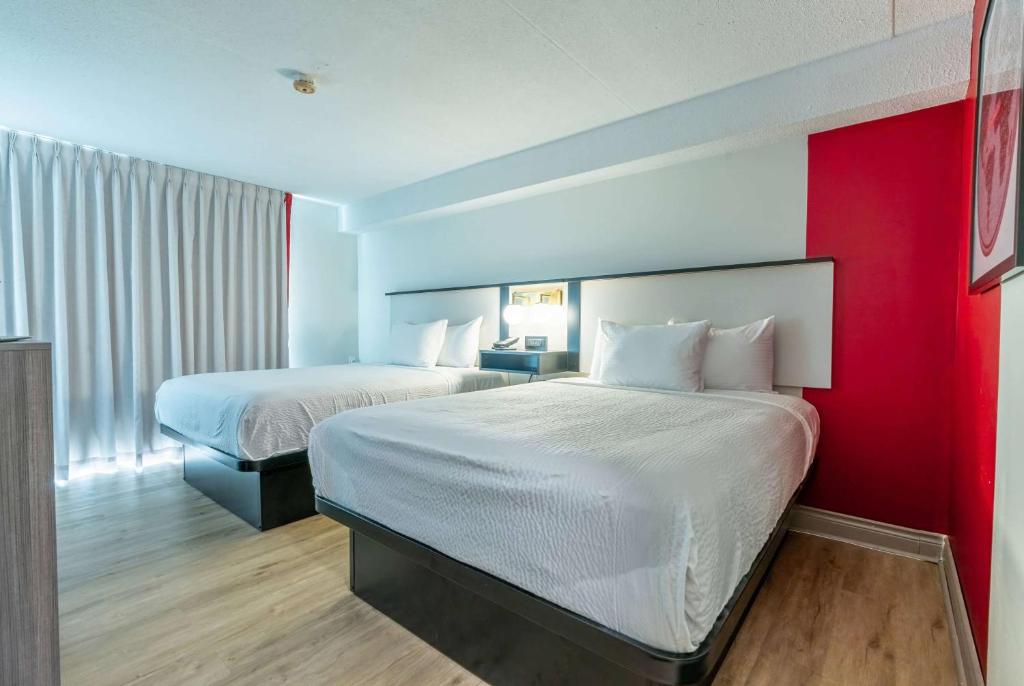 Postel nebo postele na pokoji v ubytování Ramada by Wyndham Kingston