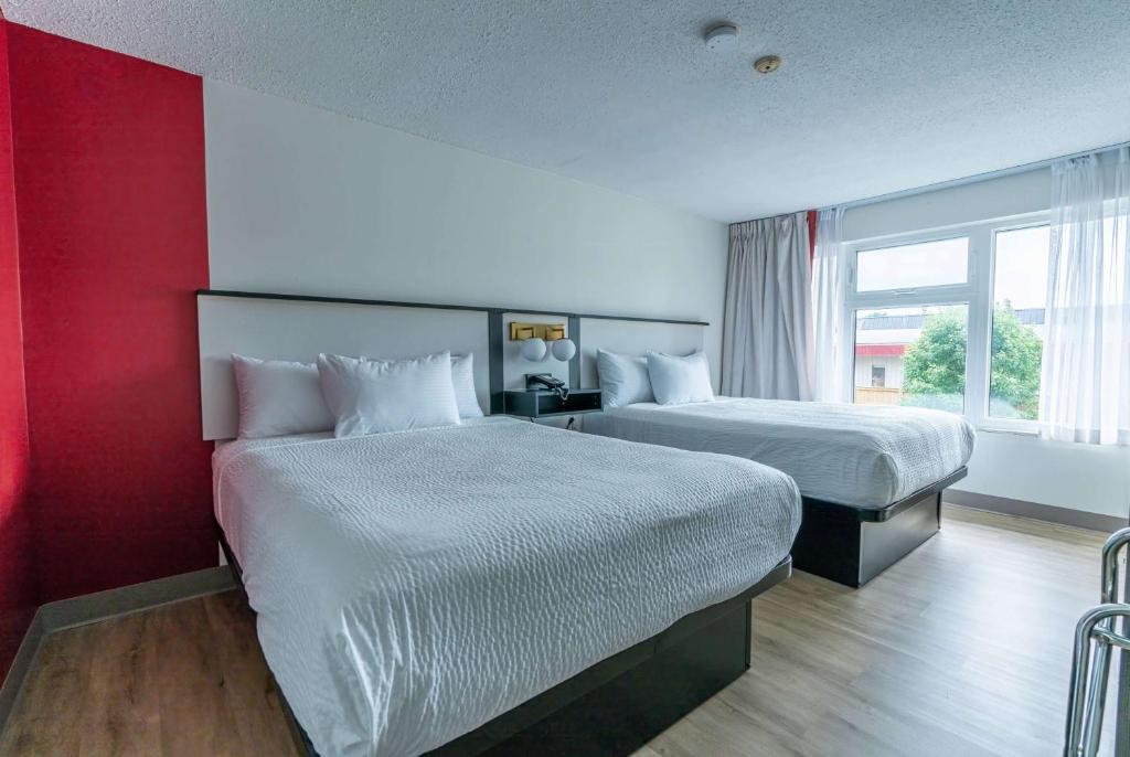Postel nebo postele na pokoji v ubytování Ramada by Wyndham Kingston