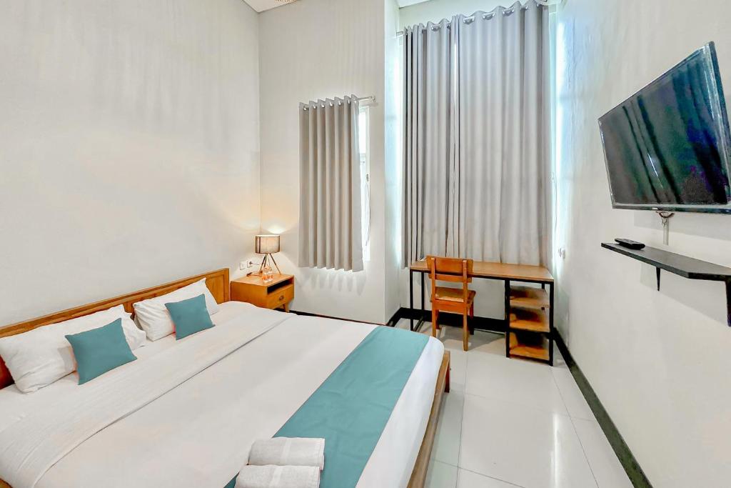 MYHOME Blora Mitra RedDoorz - Deluxe Double Room
