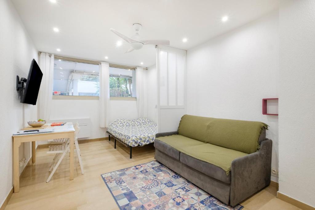 un salon avec un canapé et une table dans l'établissement Studio - 2 couchages doubles, à Villeneuve-Loubet