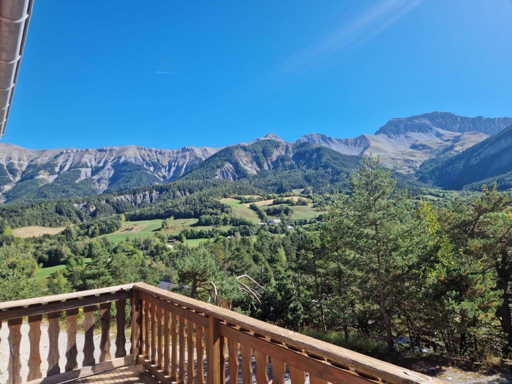 - une vue sur les montagnes depuis la terrasse dans l'établissement Cosy appart à la montagne, à Seyne