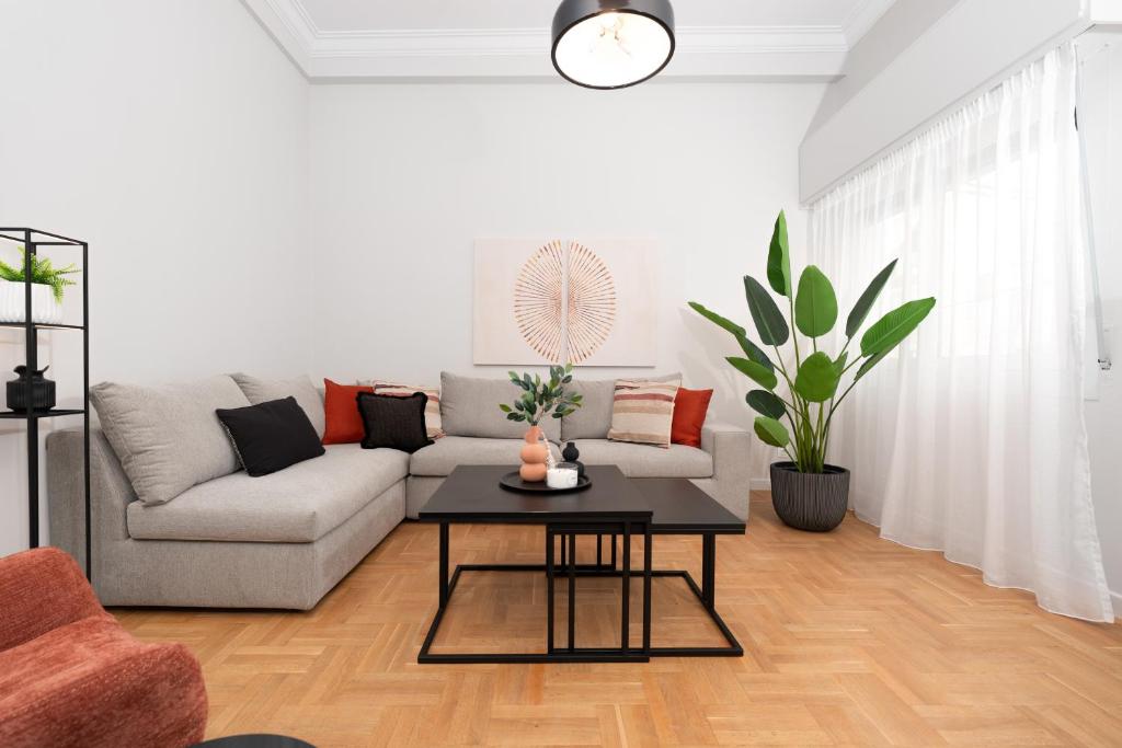 Spacious & Stylish Athens Apartment - Walk to Metro