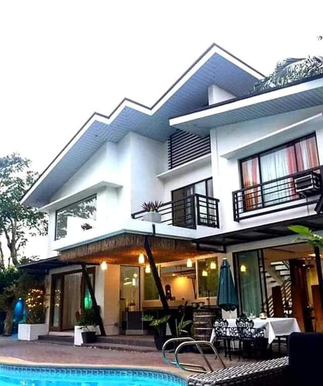 Bazén v ubytování Date & Dine Resort nebo v jeho okolí