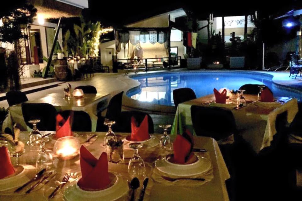 Bazén v ubytování Date & Dine Resort nebo v jeho okolí