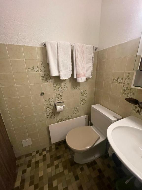 Koupelna v ubytování Almis Sunna