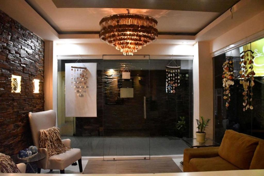 Posezení v ubytování RedDoorz at Sir G Hotel D'Mall Boracay