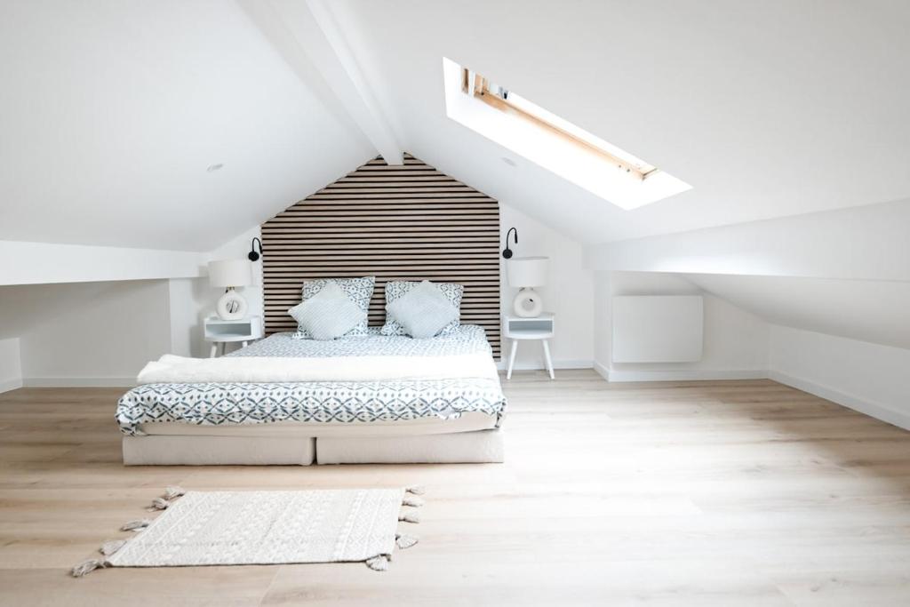 - une chambre blanche mansardée dans l'établissement Appartement cozy - Proche métro, à Saint-Denis