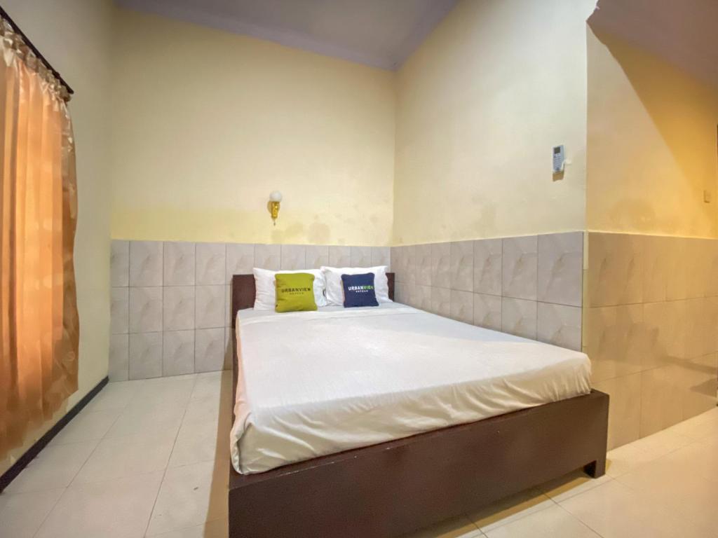 Urbanview Surya Guest House Probolinggo - Standard Double Room