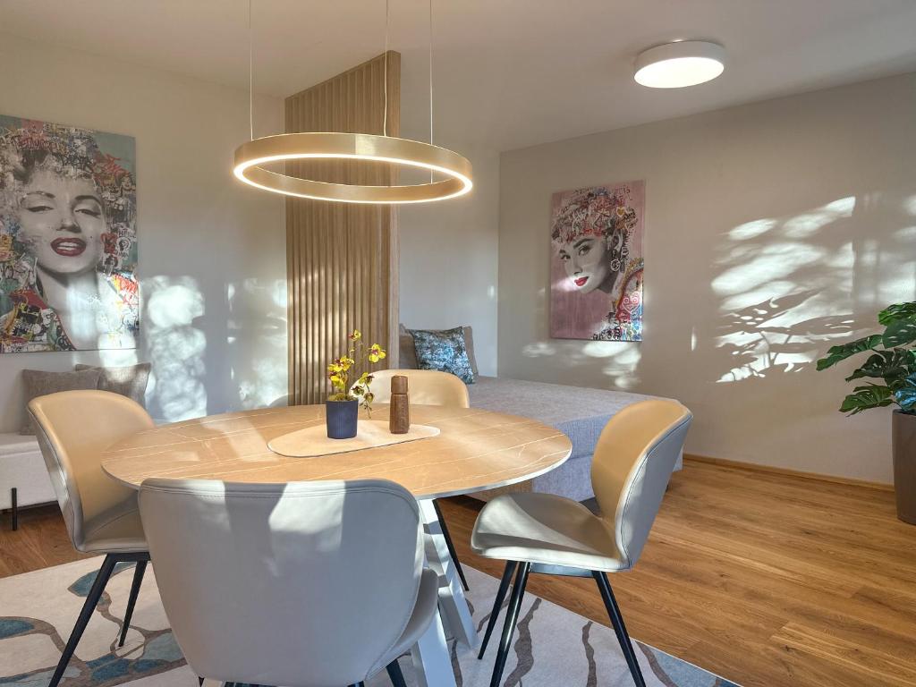 Fotografie z fotogalerie ubytování "THREE" - Premium Apartments Seekirchen, modern, zentral gelegen v destinaci Seekirchen am Wallersee