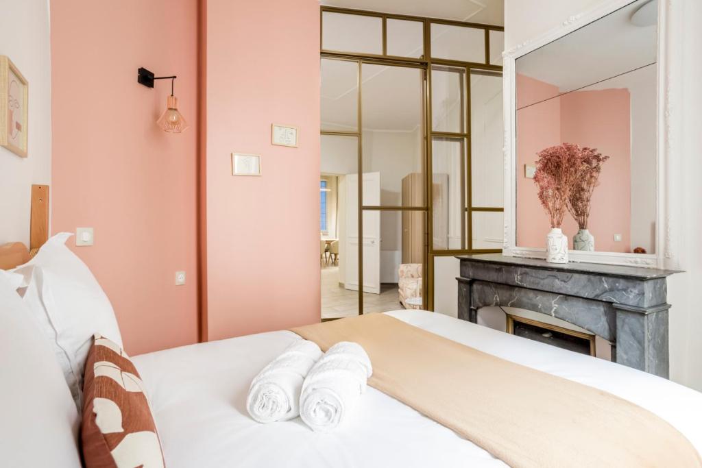 Llit o llits en una habitació de Reva Suites
