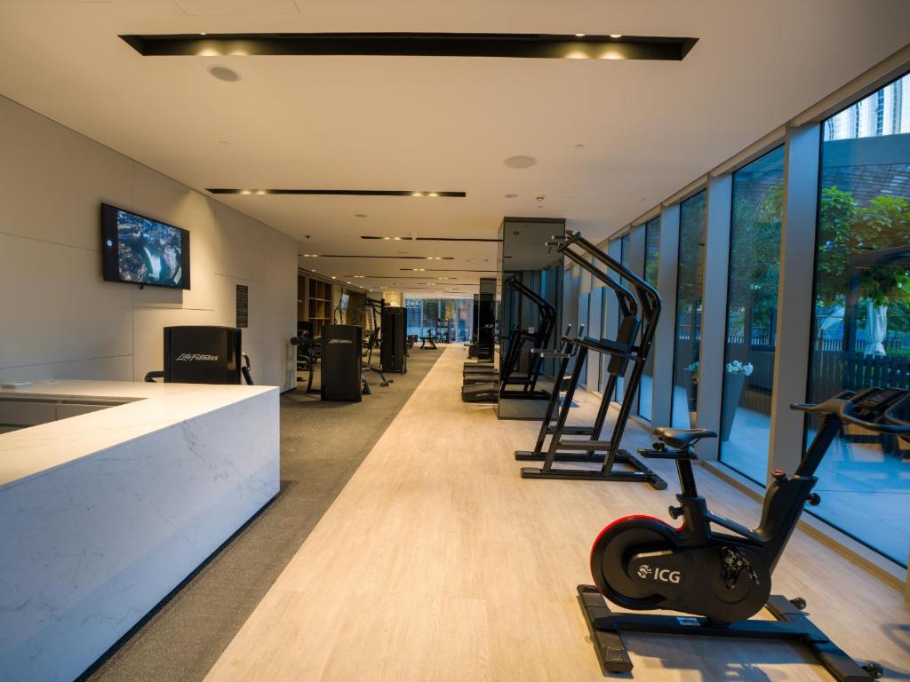 Fitness centrum a/nebo fitness zařízení v ubytování EasyGo-Core Luxury 2BDR in Grande Signature Res panoramic view