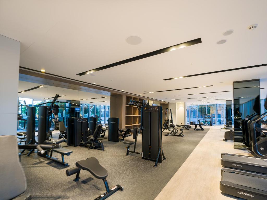 Fitness centrum a/nebo fitness zařízení v ubytování EasyGo-Core Luxury 2BDR in Grande Signature Res panoramic view