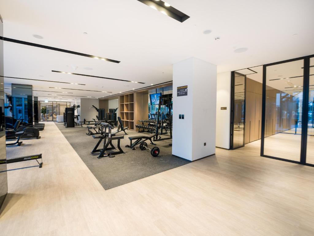 Fitness centrum a/nebo fitness zařízení v ubytování EasyGo-Core Luxury 2BDR in Grande Signature Res panoramic view