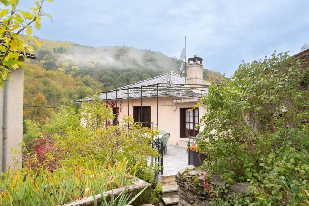 Cette petite maison offre une vue sur la montagne. dans l'établissement Clevacances 2 cles 4 personnes a pont ravagers, à Sainte-Croix-Vallée-Française