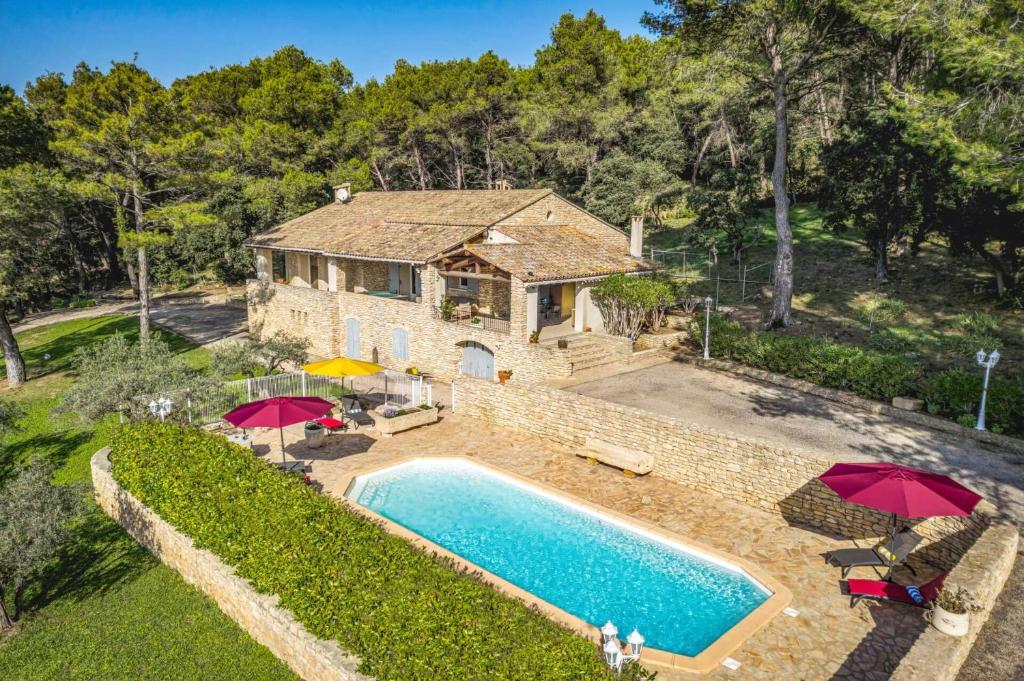 une vue aérienne d'une maison avec piscine dans l'établissement Villa Cheval Blanc by Villa Plus, à Cheval-Blanc