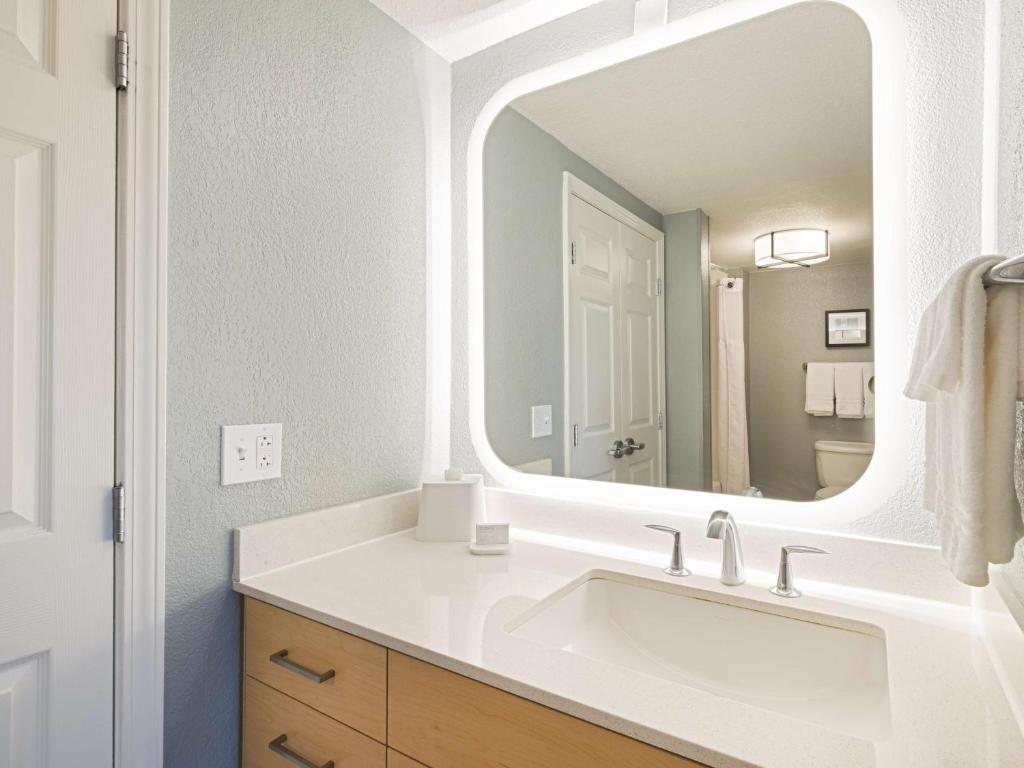 Koupelna v ubytování Homewood Suites by Hilton Parsippany-Troy Hills