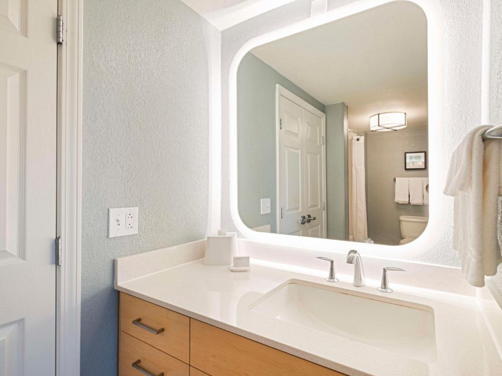 Koupelna v ubytování Homewood Suites by Hilton Parsippany-Troy Hills