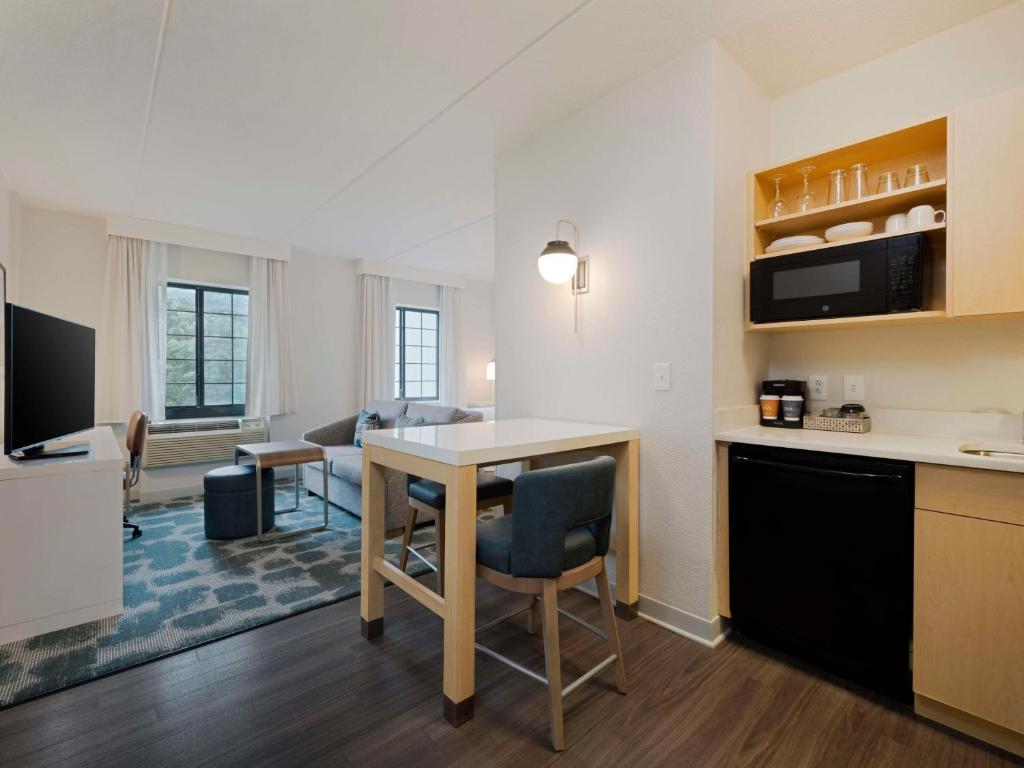 Kuchyň nebo kuchyňský kout v ubytování Homewood Suites by Hilton Parsippany-Troy Hills