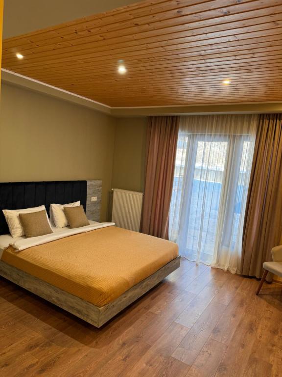 Postel nebo postele na pokoji v ubytování Anne's Hotel in Mestia