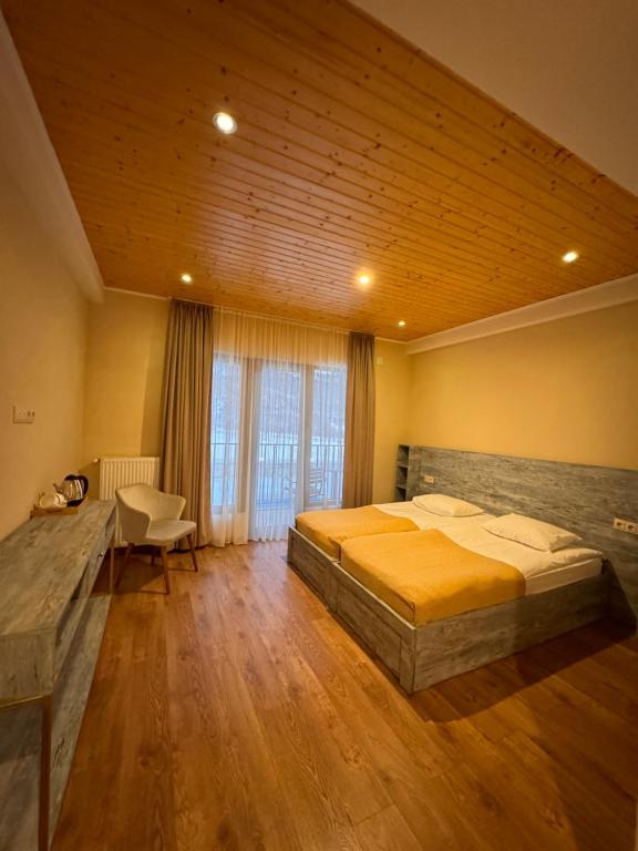 Postel nebo postele na pokoji v ubytování Anne's Hotel in Mestia