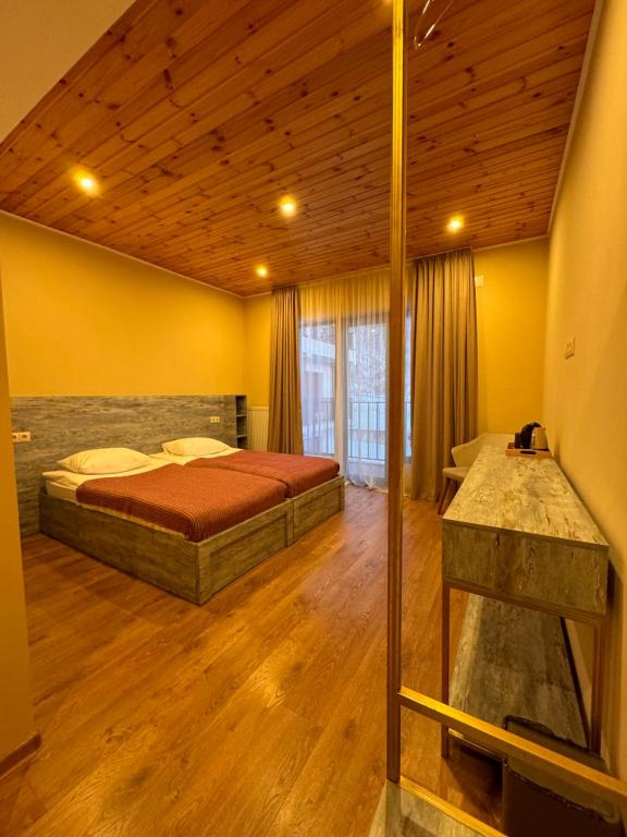 Postel nebo postele na pokoji v ubytování Anne's Hotel in Mestia