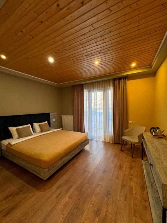 Postel nebo postele na pokoji v ubytování Anne's Hotel in Mestia