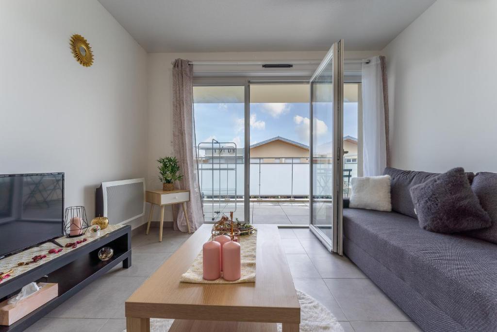 un salon avec un canapé et une table dans l'établissement L'Arlésien - A 15 min du Parc Naturel Régional de Camargue, à Arles