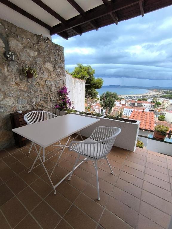 a white table and two chairs on a balcony at Estudio vistas al mar y a 5 minutos playa Estartit in L'Estartit