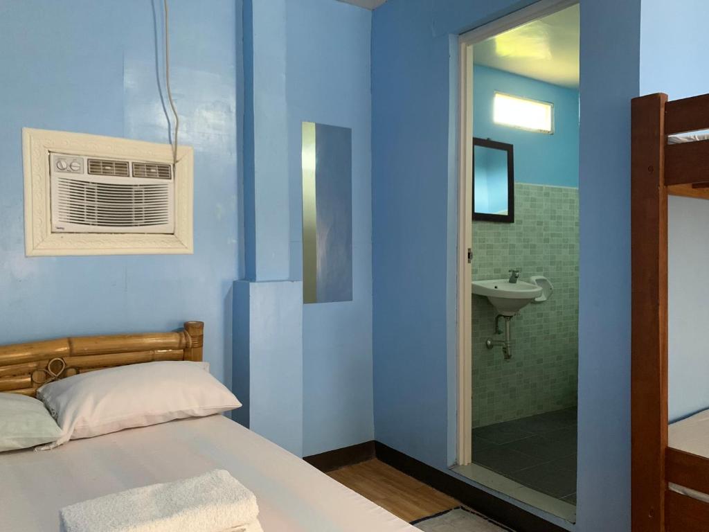 Postel nebo postele na pokoji v ubytování Old Parola Seaside Inn