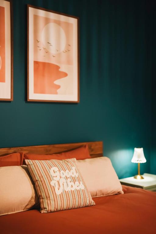 une chambre avec un lit avec un mur bleu dans l'établissement Pisana House - Appartement de charme tout confort, à Annemasse