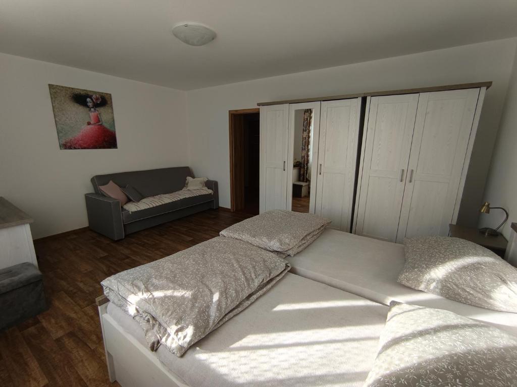 Postel nebo postele na pokoji v ubytování Apartmány Jablunkov