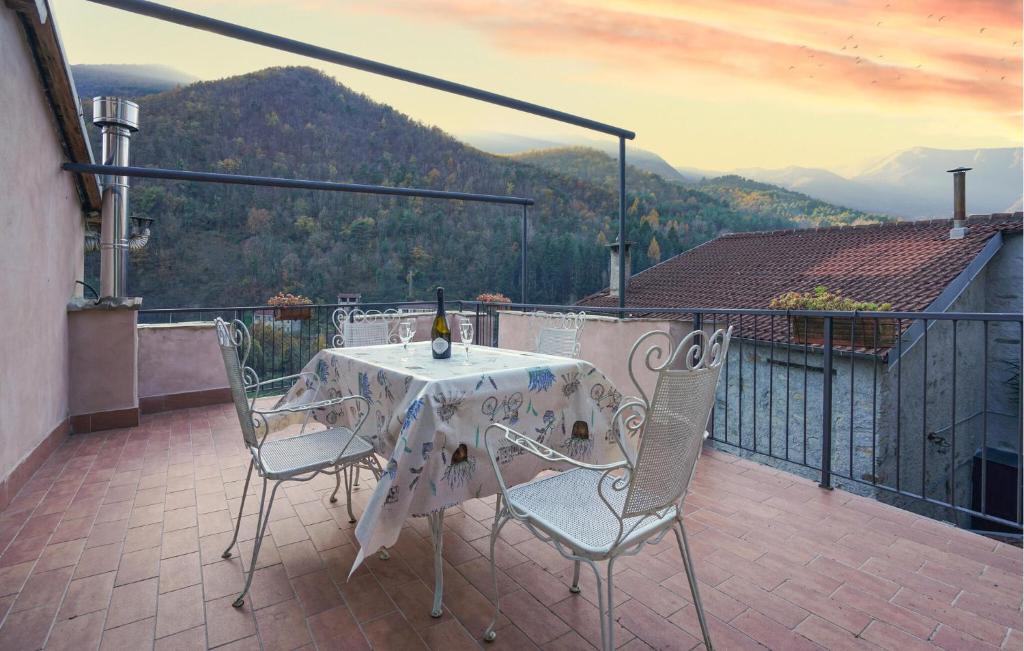 Una mesa y sillas en un balcón con vista. en Gorgeous Home In Ponti Di Pornassio, en Ponte di Nava