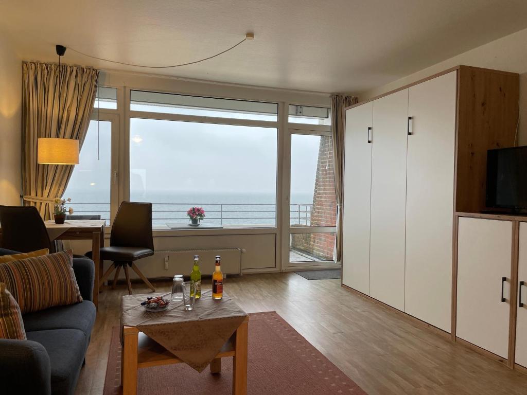 a living room with a view of the ocean at Klaar Kiming 5c, Sandwall in Wyk auf Föhr