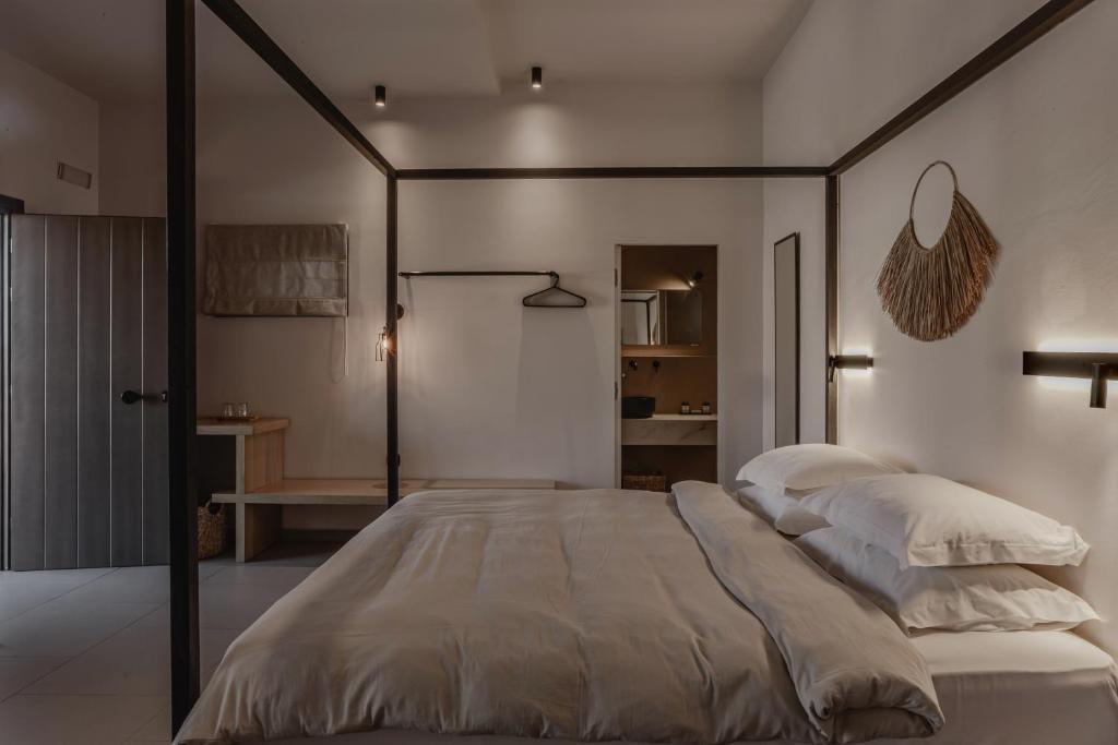Posteľ alebo postele v izbe v ubytovaní Amal Kythnos Suites