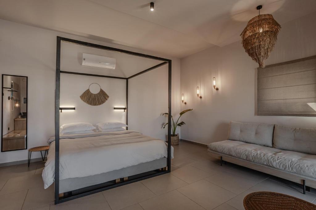 Posteľ alebo postele v izbe v ubytovaní Amal Kythnos Suites