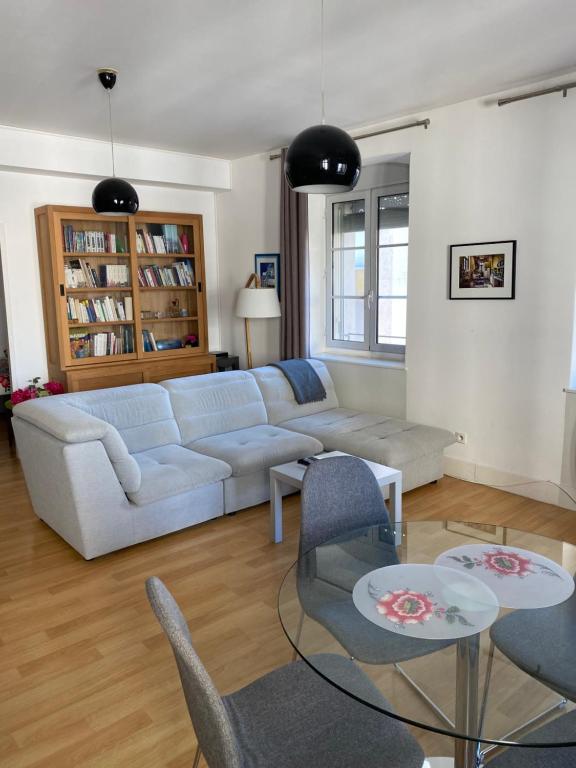 - un salon avec un canapé, des chaises et des tables dans l'établissement Appartement centre ville Marseille avec parking, à Marseille