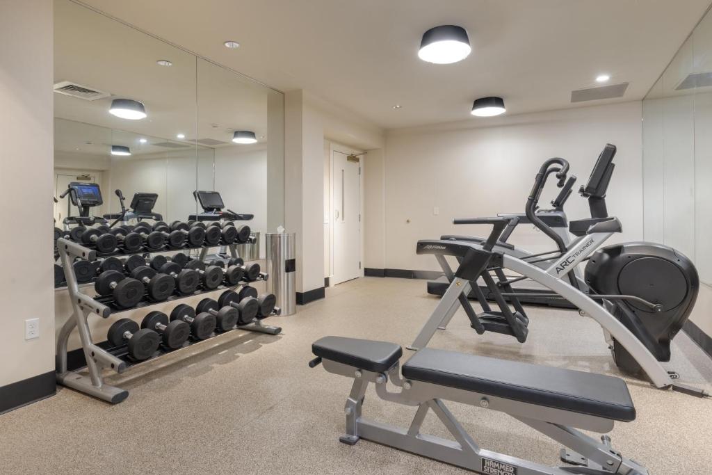 Fitness centrum a/nebo fitness zařízení v ubytování Copley Square Hotel, a FOUND Hotel