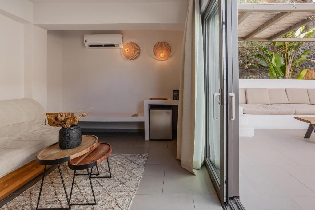 Posedenie v ubytovaní Amal Kythnos Suites