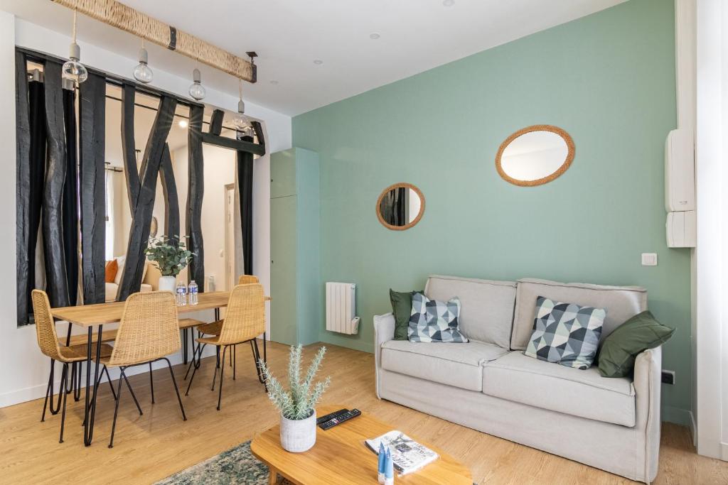 un salon avec un canapé et une table dans l'établissement Relax in on Old Art Galery, à Paris