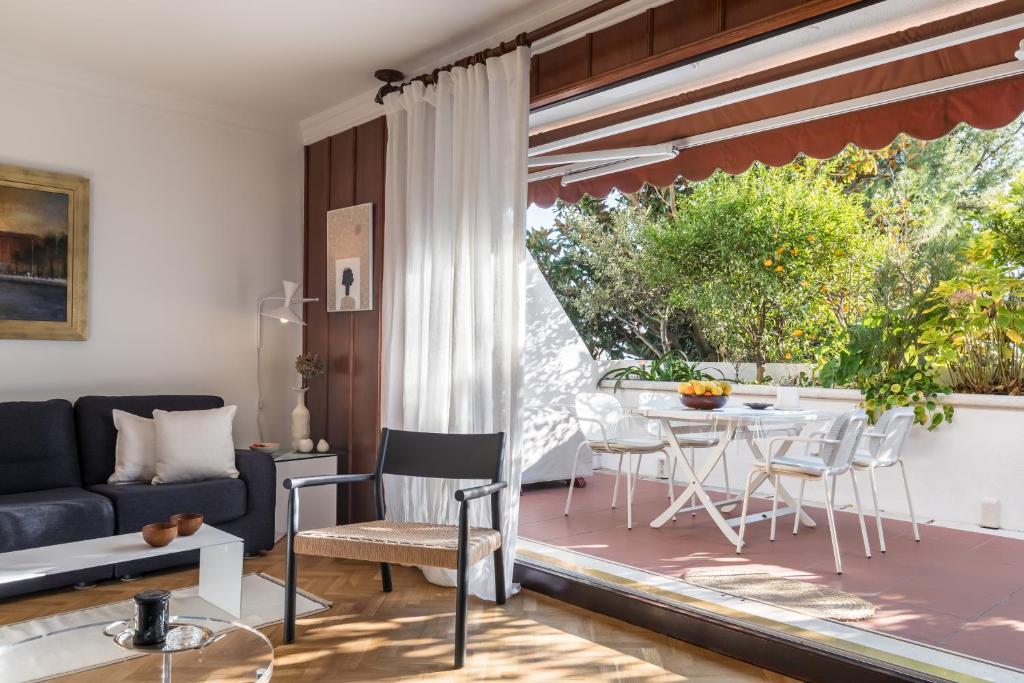 MARIUCI RESIDENCE with Lush terrace and Private Garage